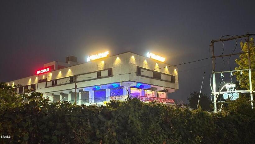 Отель Leela Palace