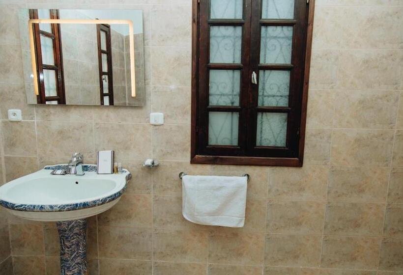 پانسیون La Villa Romaine   Hôte