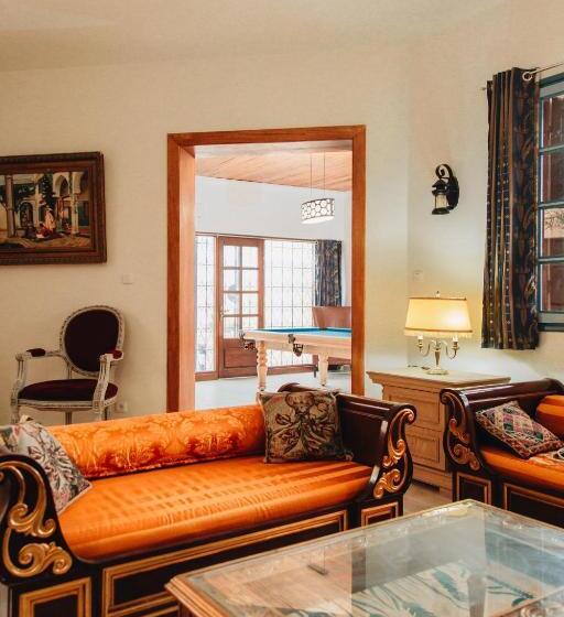 پانسیون La Villa Romaine   Hôte
