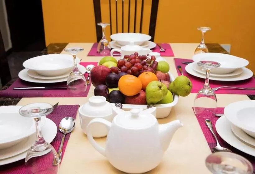 پانسیون Velvetrose Cottage