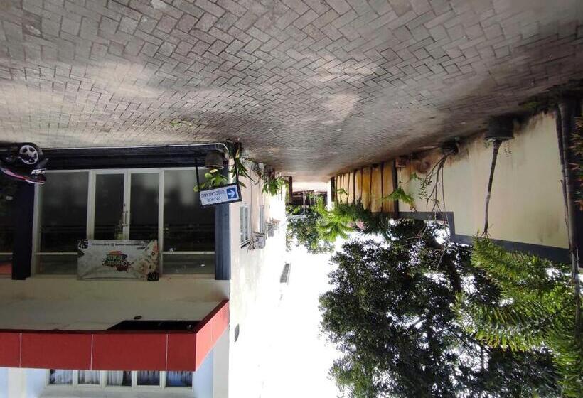 Отель Oyo 93278 Wisma Syariah Lahundape