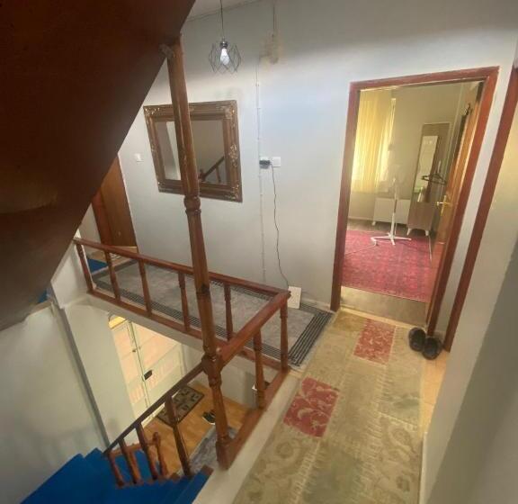 تختخواب و صبحانه Ahmet Teacher 2