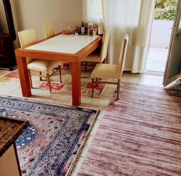 تختخواب و صبحانه Ahmet Teacher 2