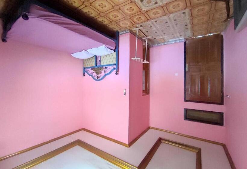 Отель Oyo 93299 Homestay Aqsa