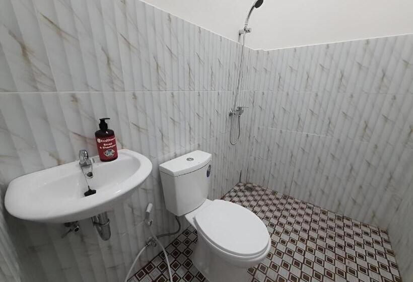 Отель Oyo 93306 Homestay Permana Supadio Airport