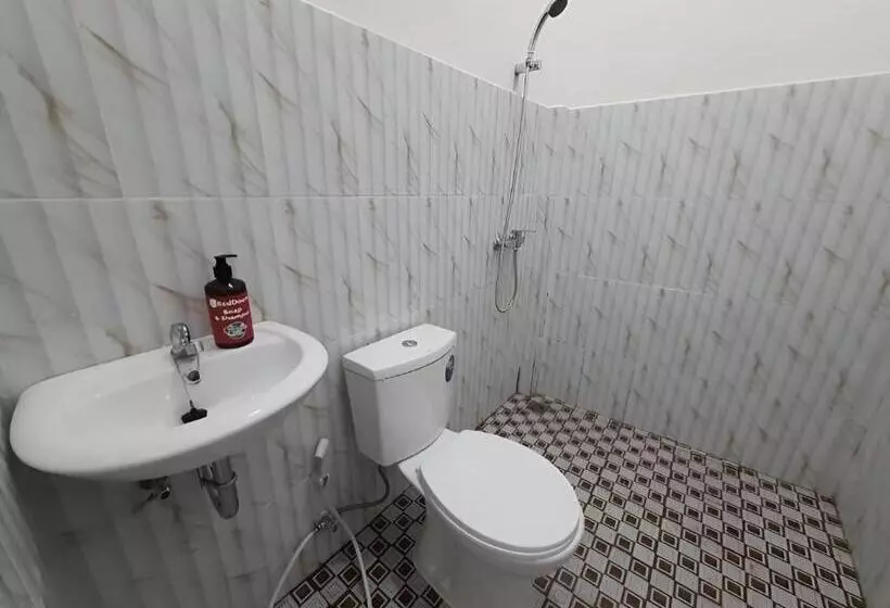 Hotelli Oyo 93306 Homestay Permana Supadio Airport