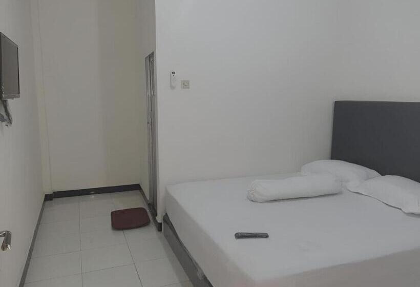 Отель Oyo 93306 Homestay Permana Supadio Airport