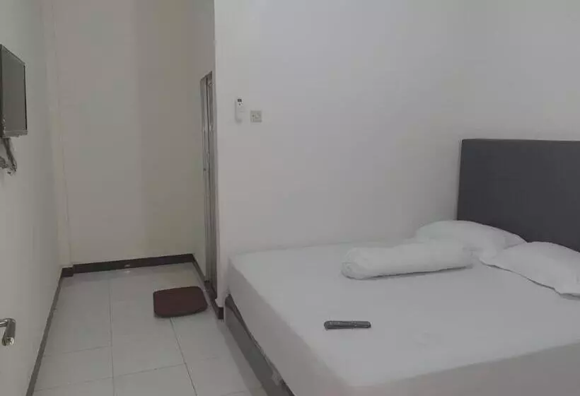 Hotelli Oyo 93306 Homestay Permana Supadio Airport