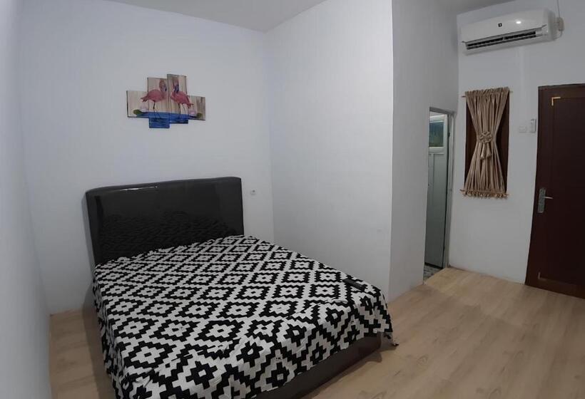 Отель Oyo 93306 Homestay Permana Supadio Airport