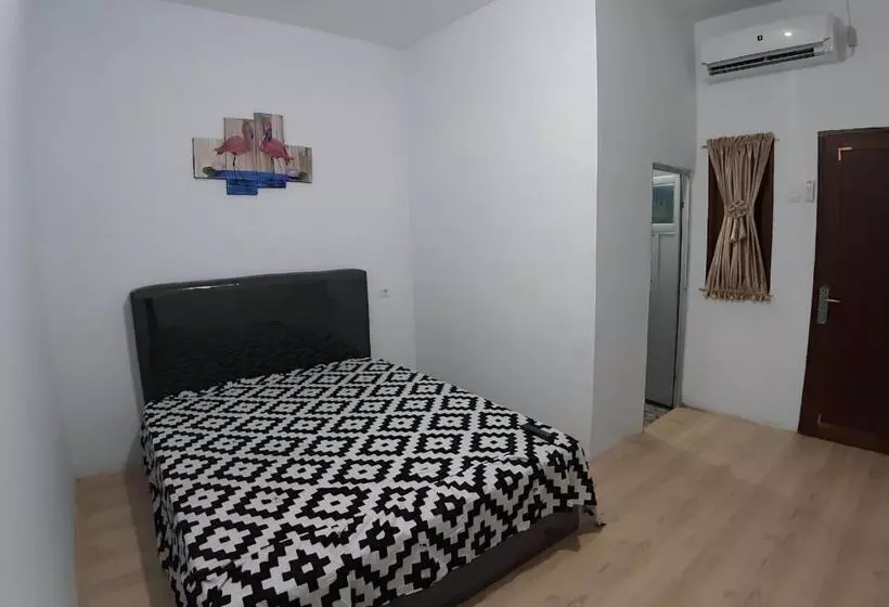 Hotelli Oyo 93306 Homestay Permana Supadio Airport