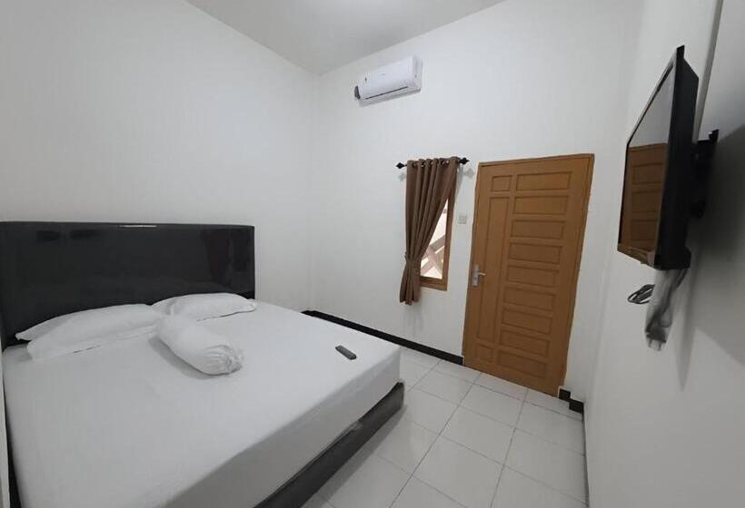Отель Oyo 93306 Homestay Permana Supadio Airport