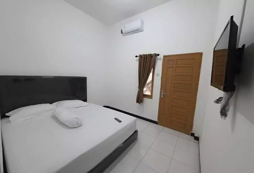 Hotelli Oyo 93306 Homestay Permana Supadio Airport
