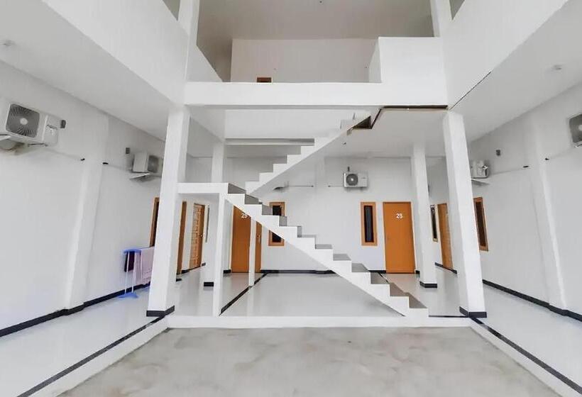 Отель Oyo 93306 Homestay Permana Supadio Airport