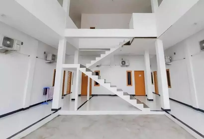 Hotelli Oyo 93306 Homestay Permana Supadio Airport