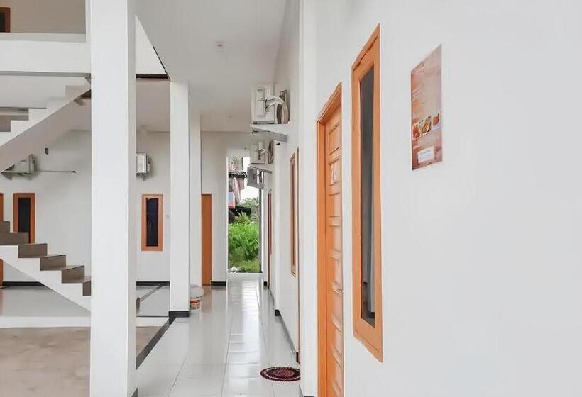 Отель Oyo 93306 Homestay Permana Supadio Airport