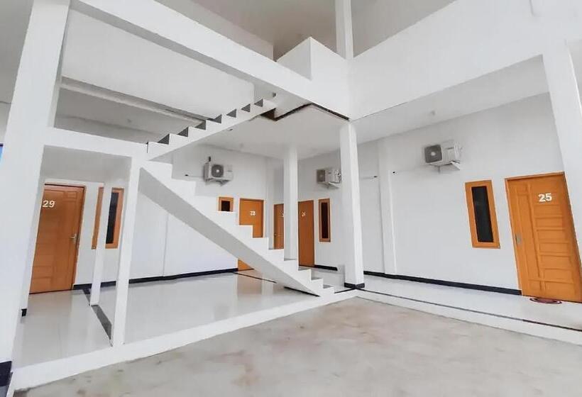 Отель Oyo 93306 Homestay Permana Supadio Airport