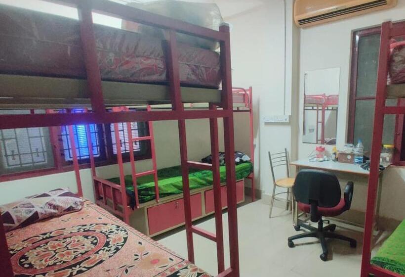 هاستل Mg Road Inn