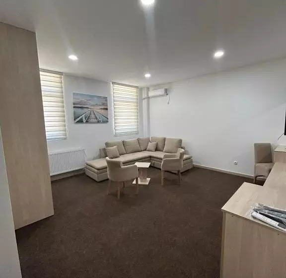 تختخواب و صبحانه Naš Dom   Motel