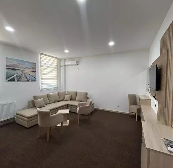 تختخواب و صبحانه Naš Dom   Motel