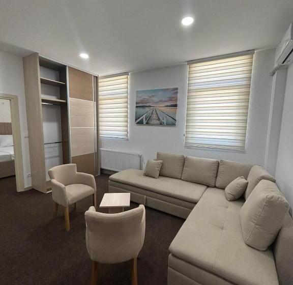 تختخواب و صبحانه Naš Dom   Motel