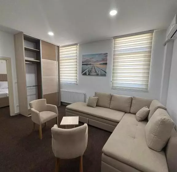 تختخواب و صبحانه Naš Dom   Motel