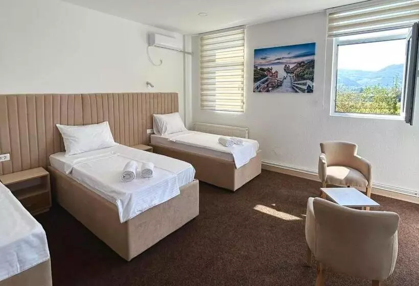 تختخواب و صبحانه Naš Dom   Motel