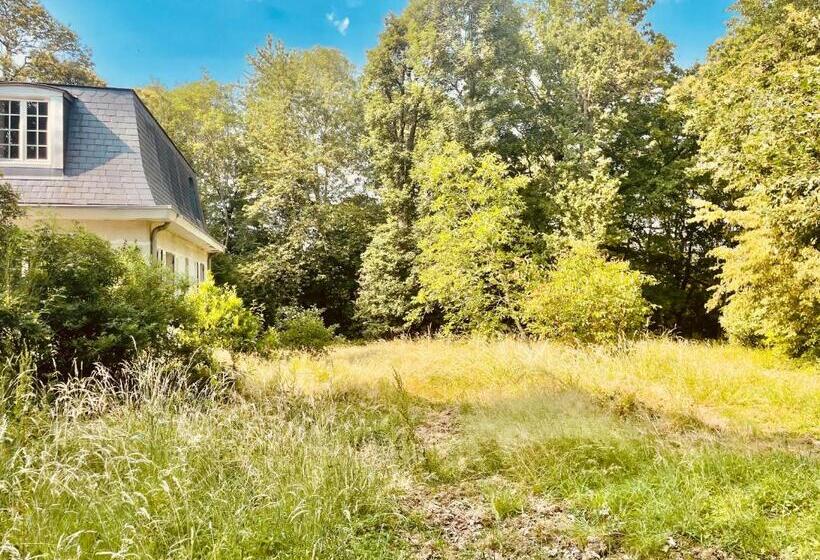 تختخواب و صبحانه Parc De Buc