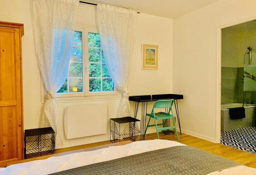 تختخواب و صبحانه Parc De Buc