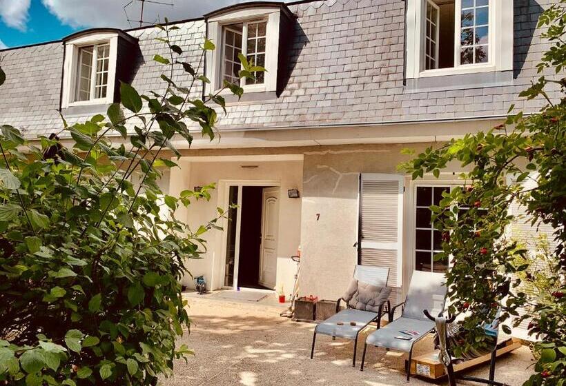 تختخواب و صبحانه Parc De Buc