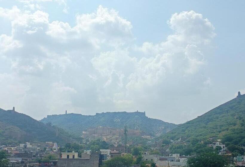 בית מלון כפרי The Crown Amer