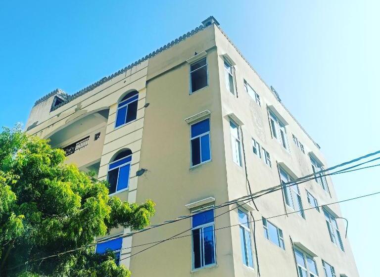 בית מלון כפרי The Crown Amer