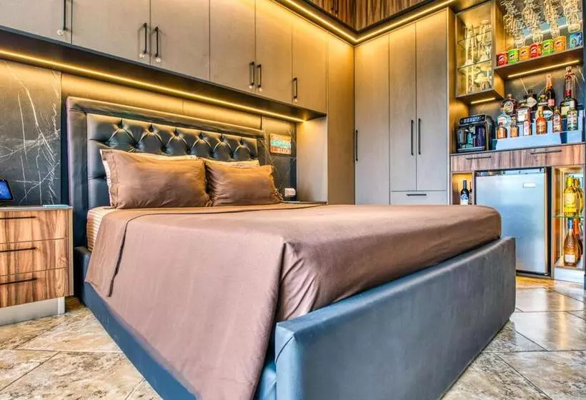 ホテル Secretjaco   Luxury Beach Front Penthouse With Pool & Jacuzzi