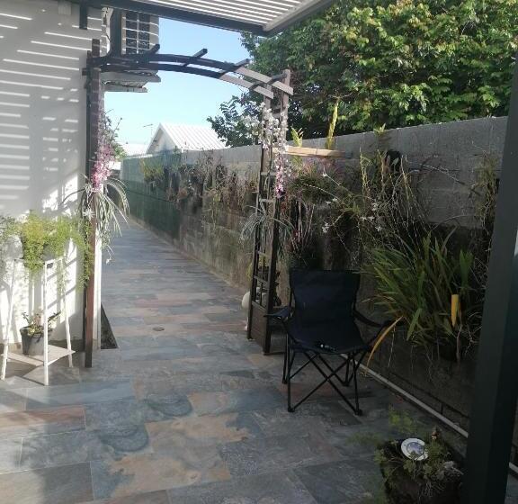 تختخواب و صبحانه Anae