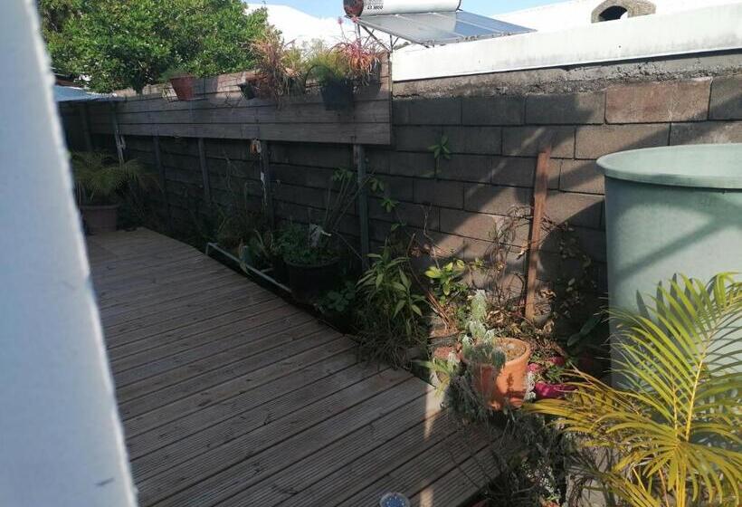 تختخواب و صبحانه Anae