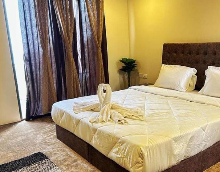 Hotel Lake Forest By Bat