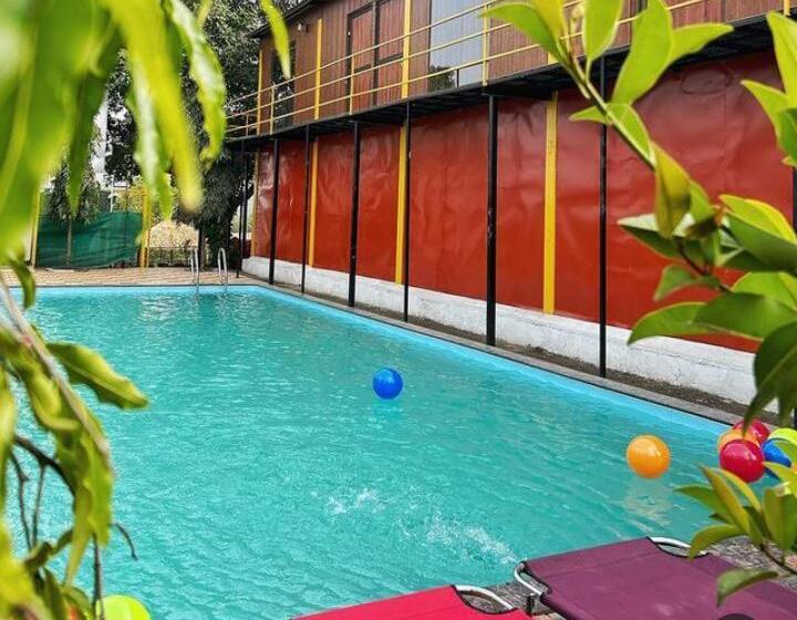 Hotel Lake Forest By Bat