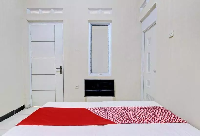 Hotelli Oyo 93208 Guest House Cemara 2