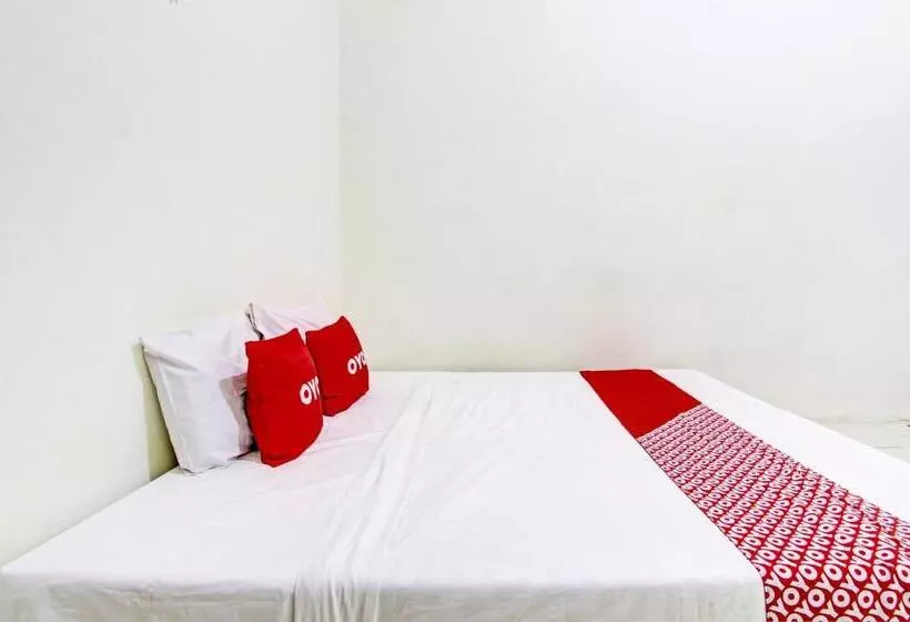 Hotelli Oyo 93208 Guest House Cemara 2