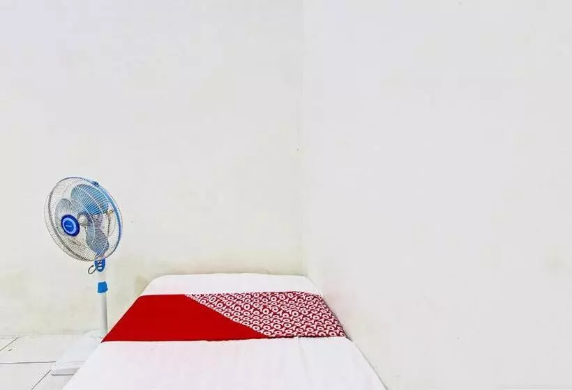 Hotelli Oyo 93208 Guest House Cemara 2