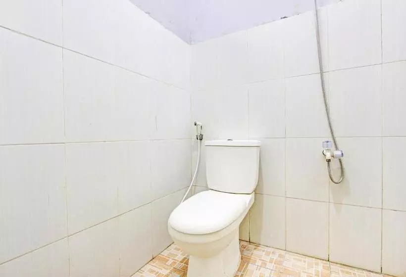 Hotelli Oyo 93208 Guest House Cemara 2