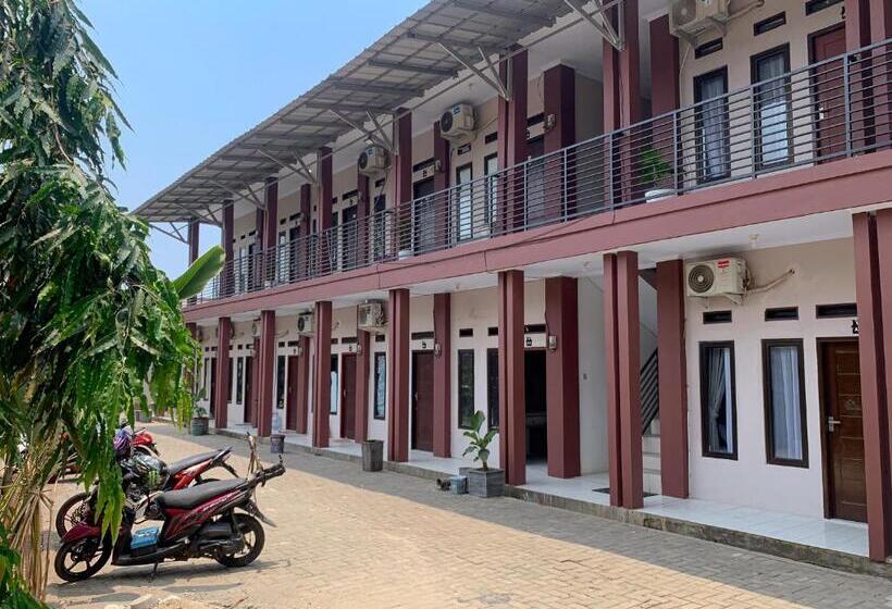 בית מלון כפרי Reddoorz Near Fkip Untirta Serang