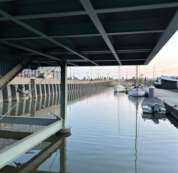 تختخواب و صبحانه Kelly S Euphrate Houseboat