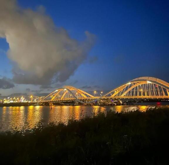 تختخواب و صبحانه Kelly S Euphrate Houseboat