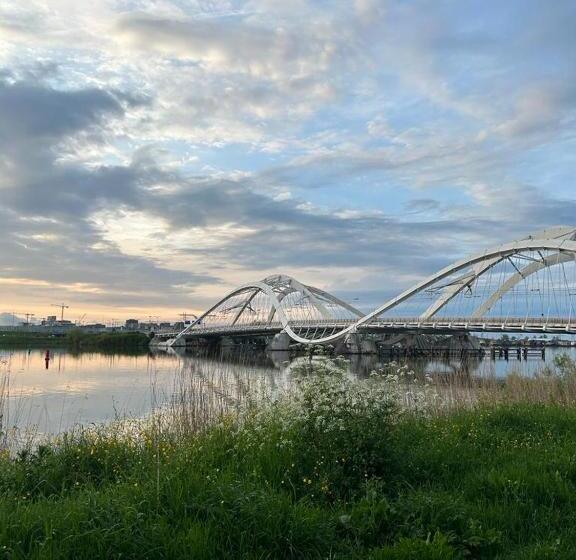 تختخواب و صبحانه Kelly S Euphrate Houseboat