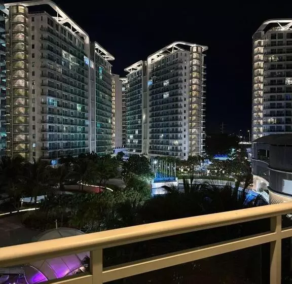هتل Azure Urban Resort Residences