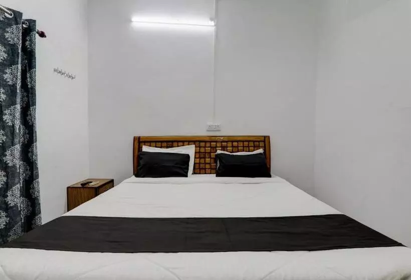 ホテル Oyo Flagship Chitra Guest House