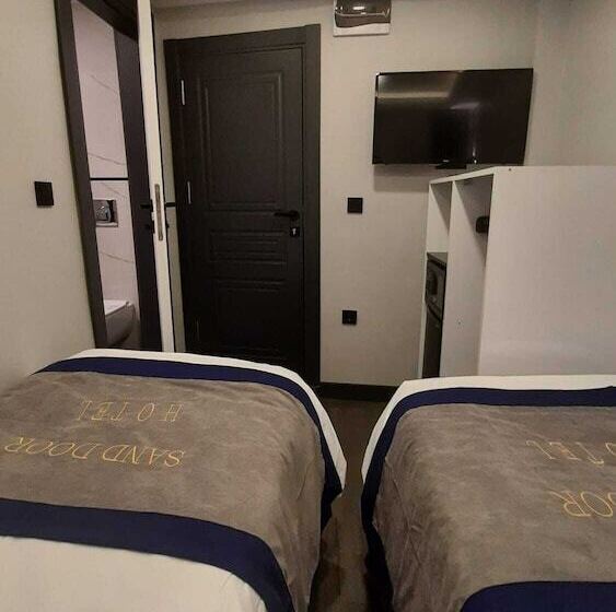 Отель Sand Door