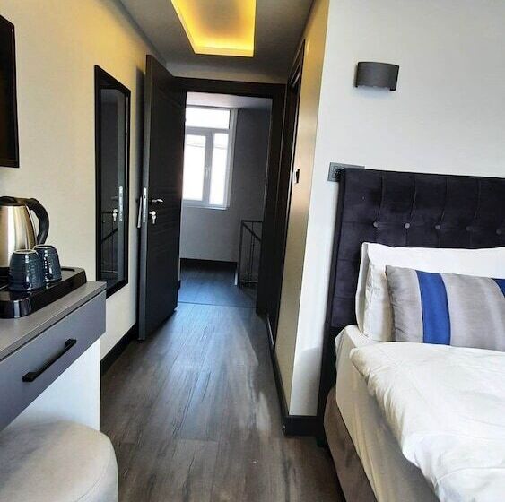 Отель Sand Door