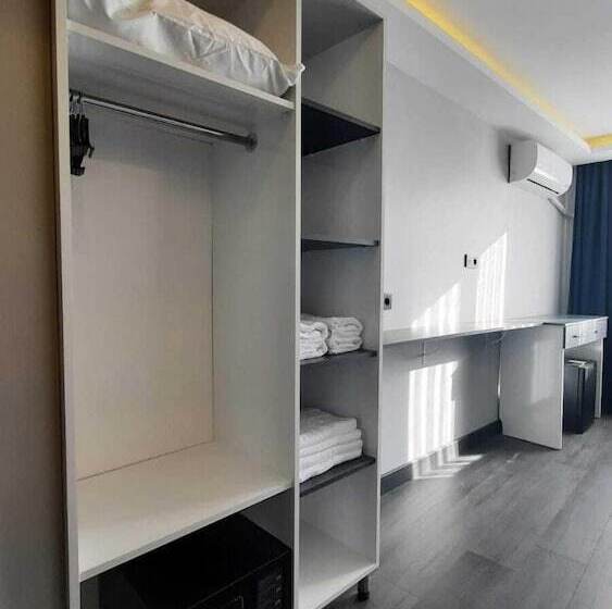 Отель Sand Door