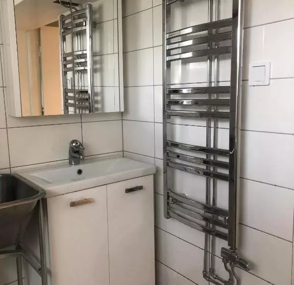 ペンション Peaceful And Friendly Semi Basement With 3 Bedrooms